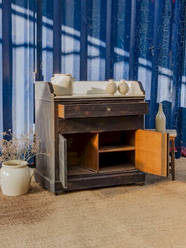 Gilbert, le buffet noir en bois et marbre N°733