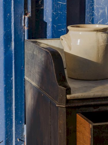 Gilbert, le buffet noir en bois et marbre N°733