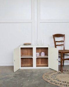 Gilbert, the small yellow buffet No. 274