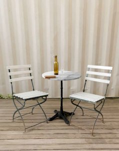 Gisèle, la paire de chaises en métal N°220