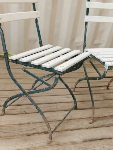 Gisèle, la paire de chaises en métal N°220