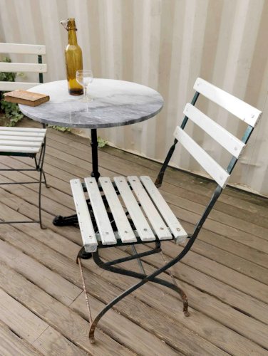 Gisèle, la paire de chaises en métal N°220