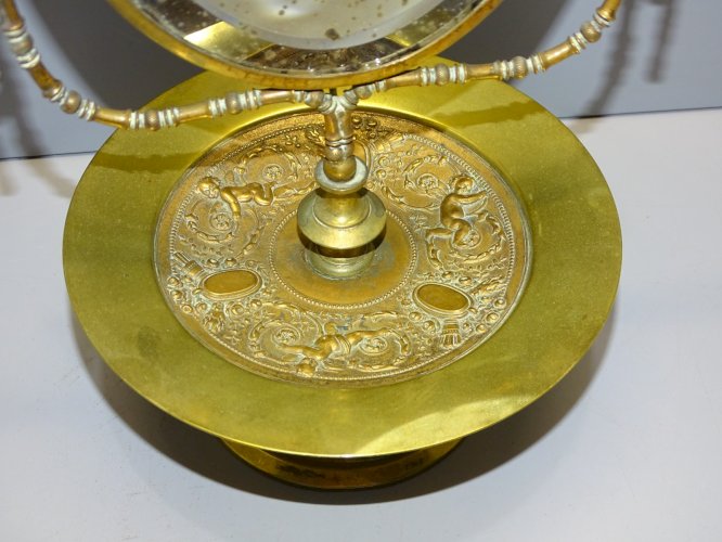 -GLACE MIROIR NIII A POSER VIDE POCHE SUR PIED BRONZE à décor de PUTTIS XIXe  D