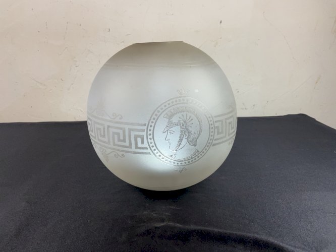 GLOBE DE LAMPE A PETROLE EN VERRE DECOR FRISE ET DÉCOR ROMAIN