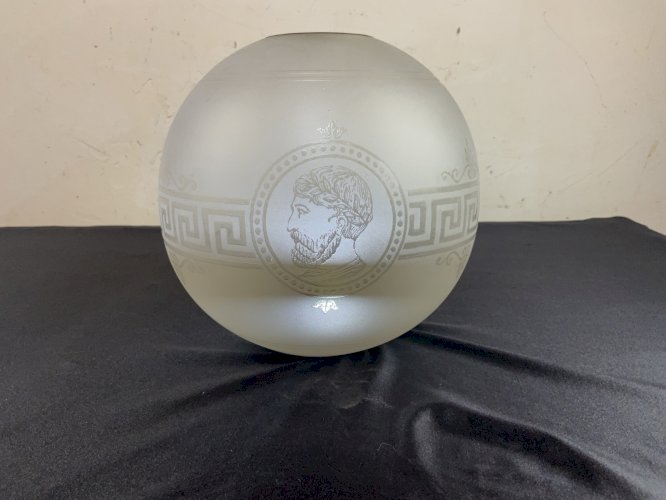 GLOBE DE LAMPE A PETROLE EN VERRE DECOR FRISE ET DÉCOR ROMAIN