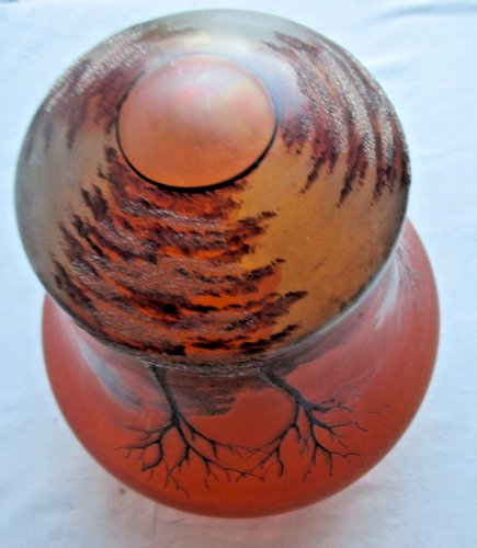 Globe de lustre, cloche en verre rouge-orangé irisé, décor d'arbres façon Loetz