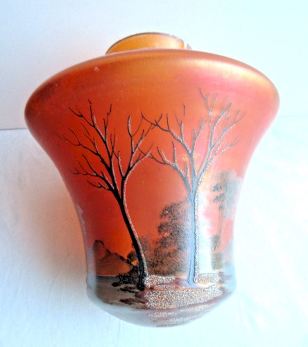 Globe de lustre, cloche en verre rouge-orangé irisé, décor d'arbres façon Loetz