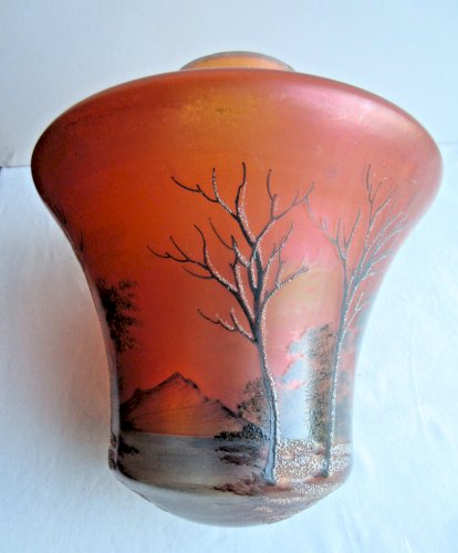 Globe de lustre, cloche en verre rouge-orangé irisé, décor d'arbres façon Loetz