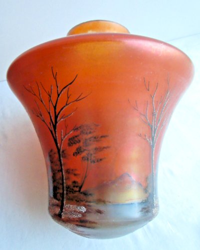 Globe de lustre, cloche en verre rouge-orangé irisé, décor d'arbres façon Loetz