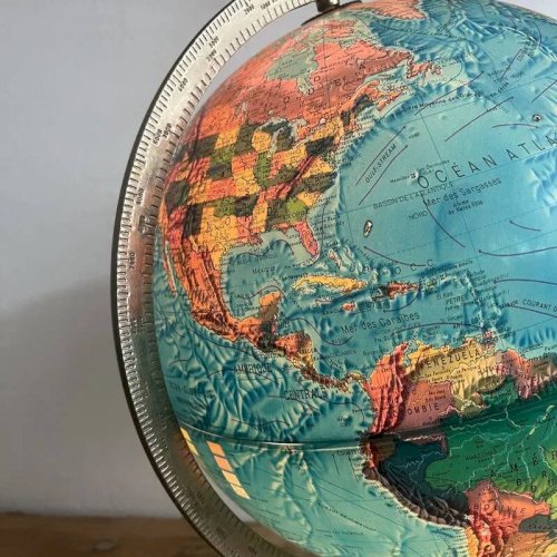 Globe terrestre lumineux vintage