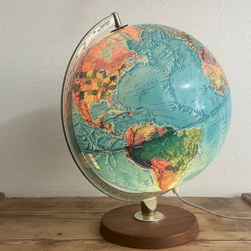 Globe terrestre lumineux vintage