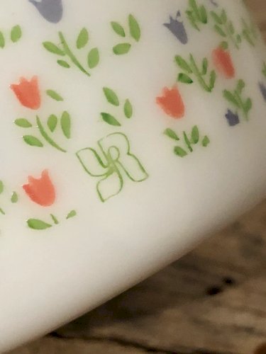 Gobelet rétro vintage Yves Rocher en opaline motifs petites fleurs