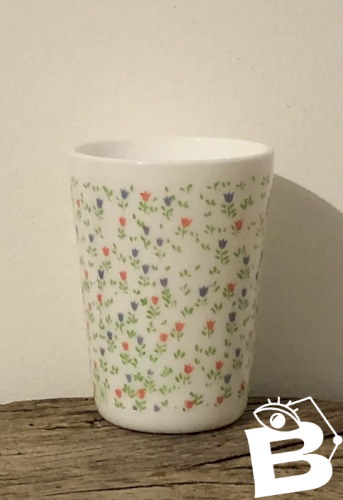 Gobelet rétro vintage Yves Rocher en opaline motifs petites fleurs
