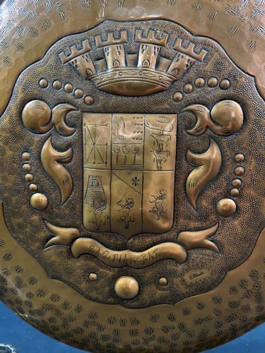 Gong de table héraldique basque en cuivre repoussé & fer forgé milieu XXe blason