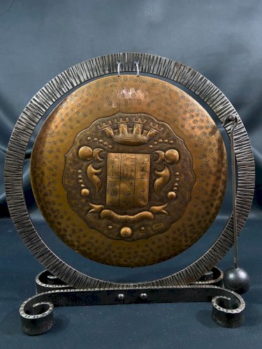 Gong de table héraldique basque en cuivre repoussé & fer forgé milieu XXe blason