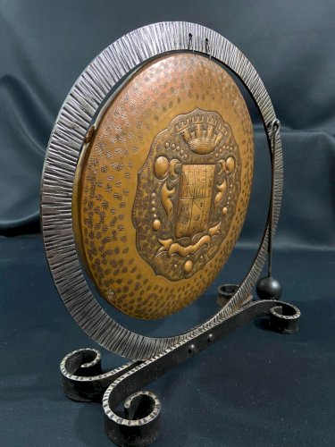 Gong de table héraldique basque en cuivre repoussé & fer forgé milieu XXe blason