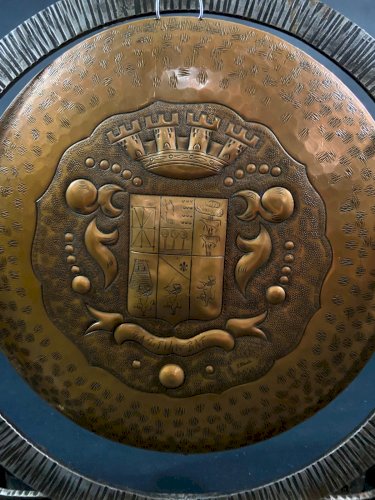 Gong de table héraldique basque en cuivre repoussé & fer forgé milieu XXe blason