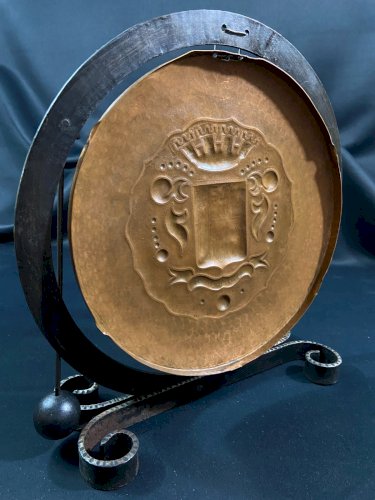 Gong de table héraldique basque en cuivre repoussé & fer forgé milieu XXe blason