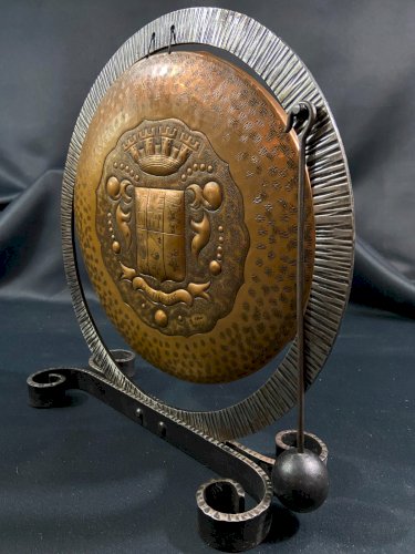 Gong de table héraldique basque en cuivre repoussé & fer forgé milieu XXe blason