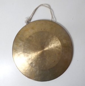 Gong en laiton martelé et signé  Shuang Gua vintage instrument folk art