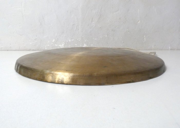 Gong en laiton martelé et signé  Shuang Gua vintage instrument folk art
