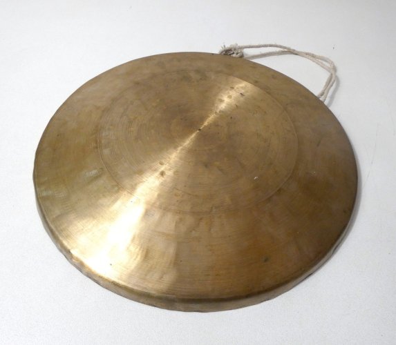Gong en laiton martelé et signé  Shuang Gua vintage instrument folk art