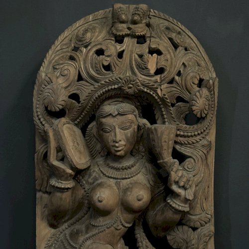 Grand bas-relief indien en bois sculpté décor de déesse XXe L8789