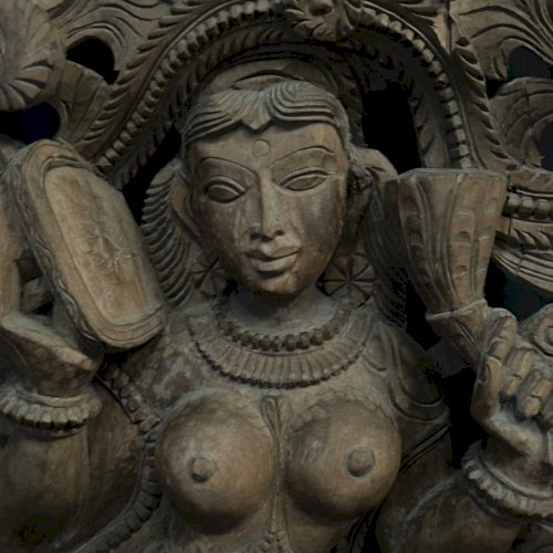 Grand bas-relief indien en bois sculpté décor de déesse XXe L8789