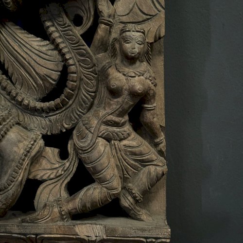 Grand bas-relief indien en bois sculpté décor de déesse XXe L8789