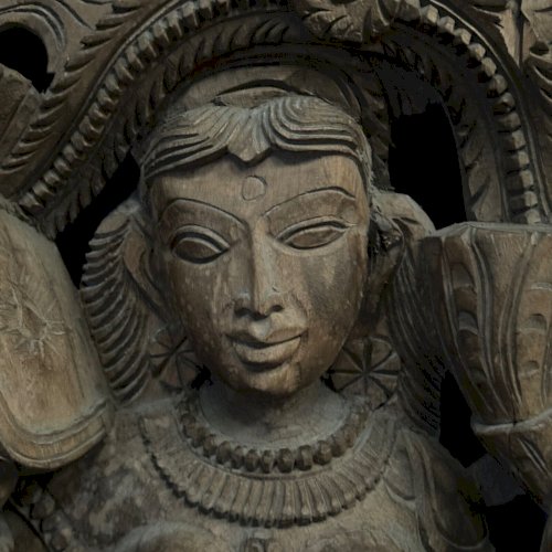 Grand bas-relief indien en bois sculpté décor de déesse XXe L8789