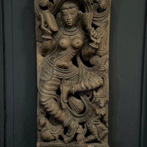 Grand bas-relief indien en bois sculpté décor de déesse XXe L8789