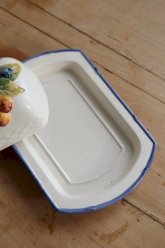 Grand beurrier vintage faïence et barbotine – Décor fruits