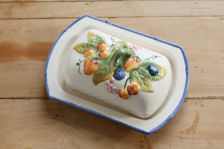 Grand beurrier vintage faïence et barbotine – Décor fruits