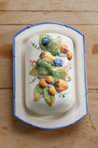 Grand beurrier vintage faïence et barbotine – Décor fruits