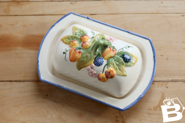 Grand beurrier vintage faïence et barbotine – Décor fruits