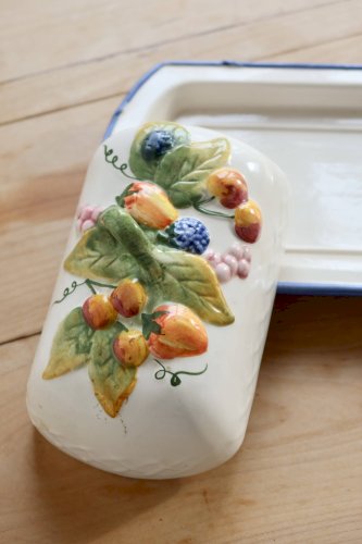 Grand beurrier vintage faïence et barbotine – Décor fruits