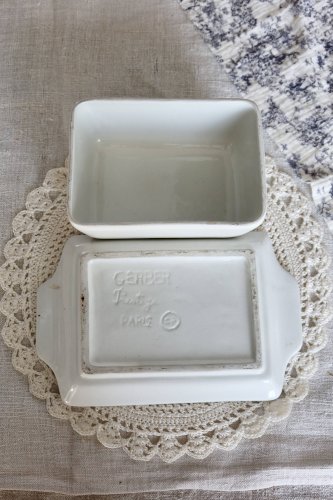 Grand beurrier vintage faïence et barbotine motif fruits