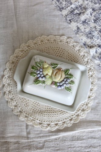 Grand beurrier vintage faïence et barbotine motif fruits