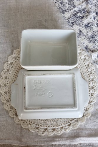 Grand beurrier vintage faïence et barbotine motif fruits