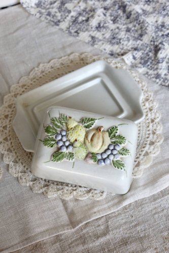 Grand beurrier vintage faïence et barbotine motif fruits