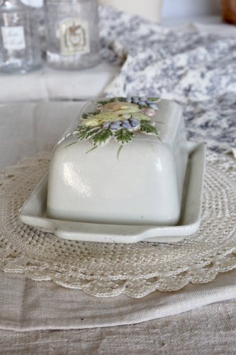 Grand beurrier vintage faïence et barbotine motif fruits