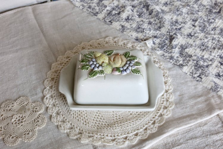 Grand beurrier vintage faïence et barbotine motif fruits