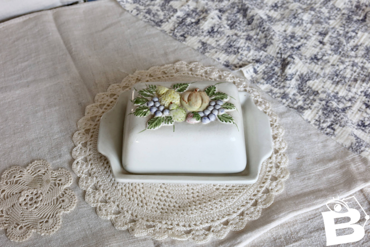 Grand beurrier vintage faïence et barbotine motif fruits