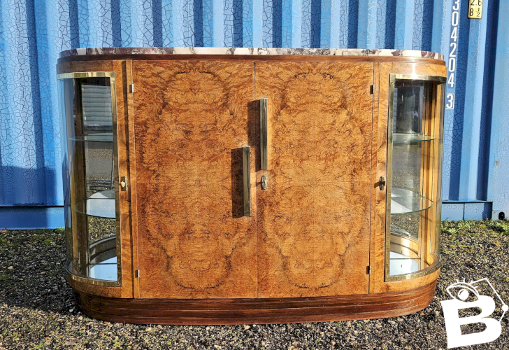 Grand buffet Art Déco galbé en loupe de noyer
