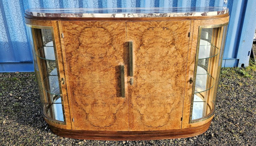 Grand buffet Art Déco galbé en loupe de noyer