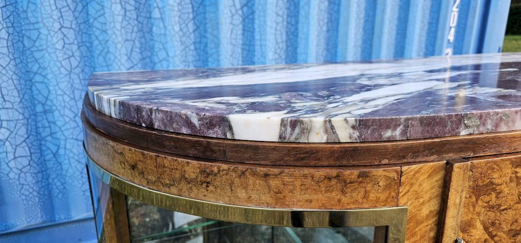 Grand buffet Art Déco galbé en loupe de noyer