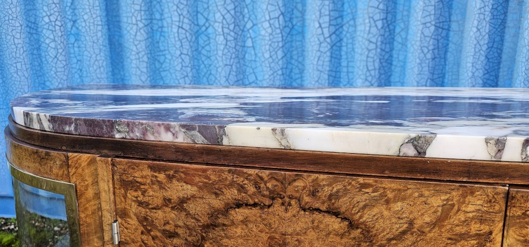 Grand buffet Art Déco galbé en loupe de noyer