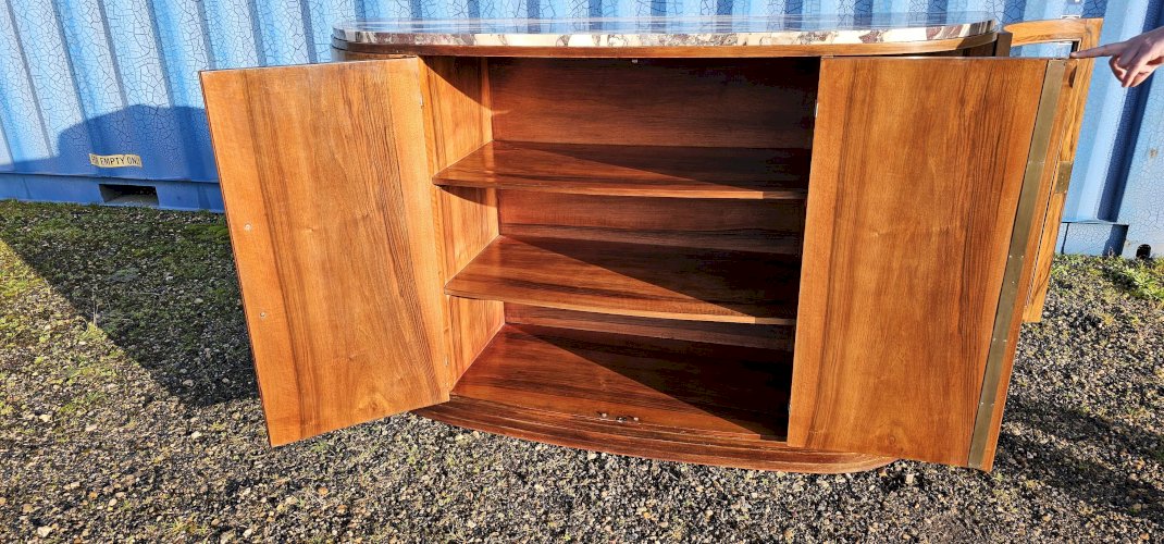 Grand buffet Art Déco galbé en loupe de noyer