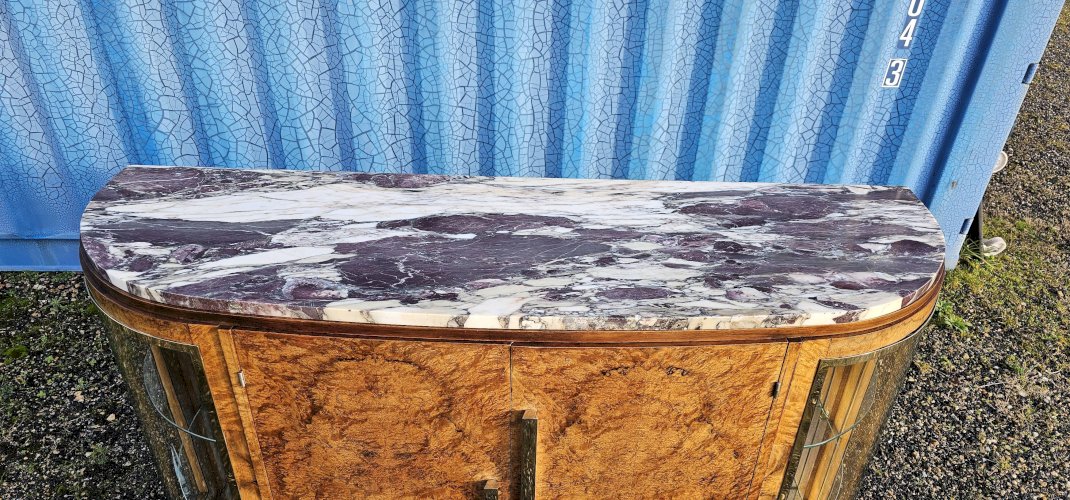 Grand buffet Art Déco galbé en loupe de noyer
