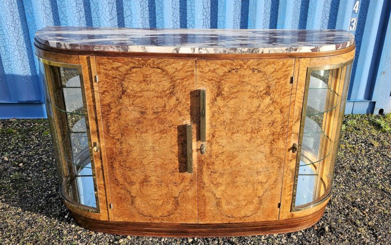 Grand buffet Art Déco galbé en loupe de noyer